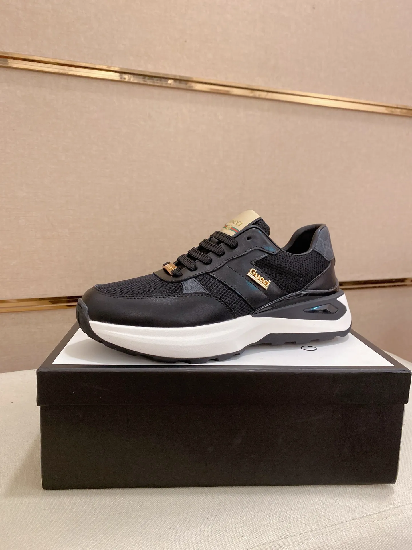 Men's shoes 💰 462💰The new GUCCI (Gucci) counters are launched simultaneously. The new men's shoes, 😘fabrics are selected from imported cowhide, and the lining is sheepskin lining. 👍🏿 High-end ☄️ air-cushion molded anti-slip rubber outsole, exquisite lines, simple and elegant, comfortable and high-end for leisure travel. Code number: 38 to 44 (45 can be customized and cannot be returned or exchanged)